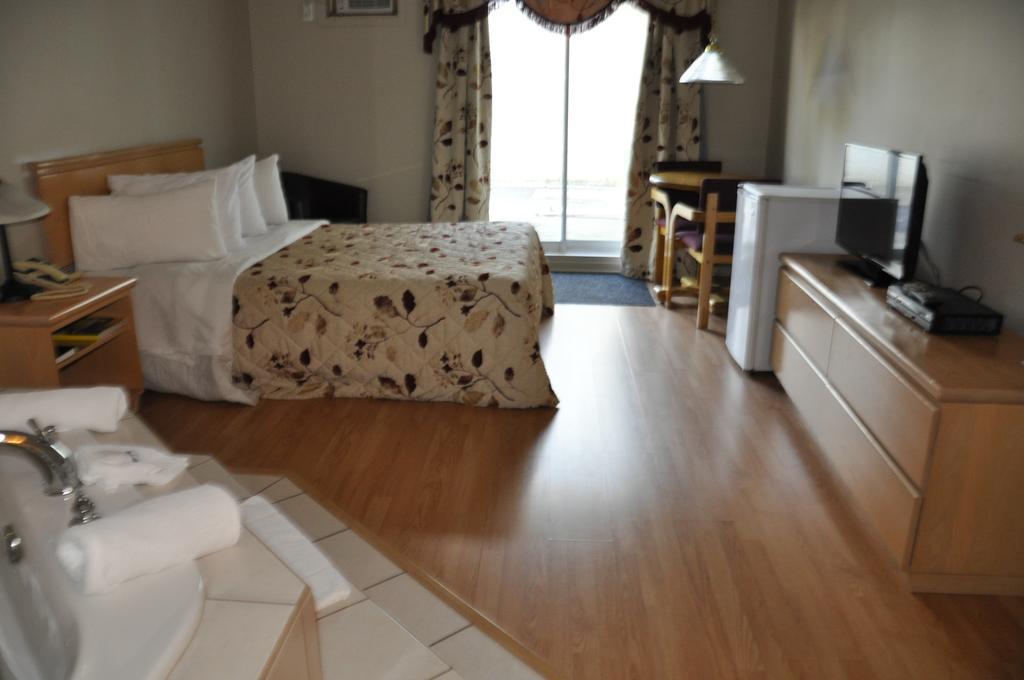 Motel Les Pignons Verts Buckingham Room photo