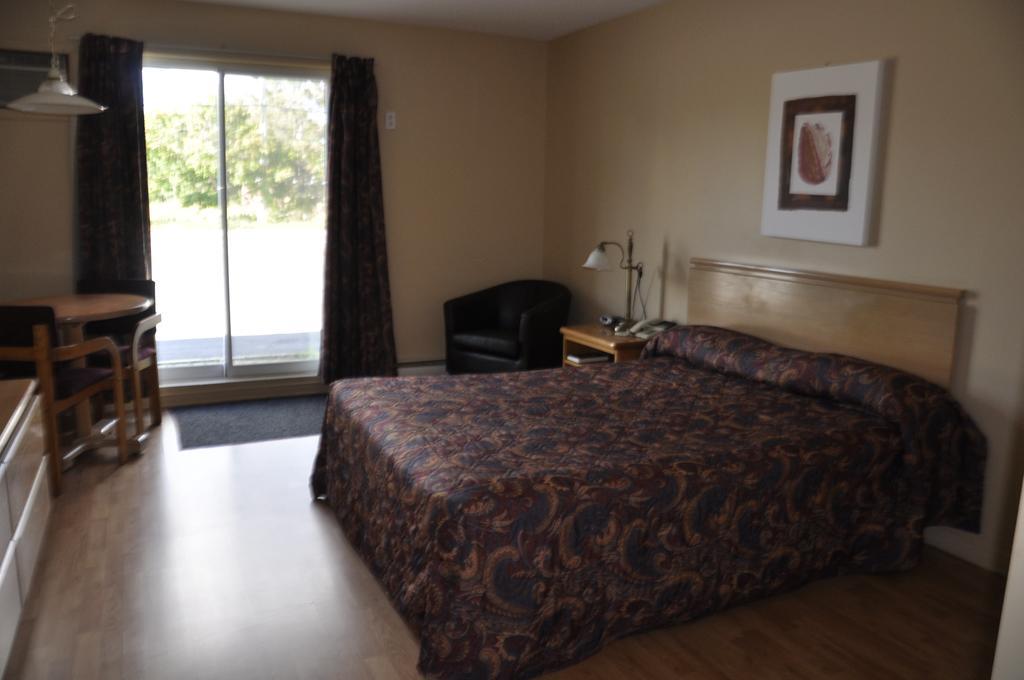 Motel Les Pignons Verts Buckingham Room photo