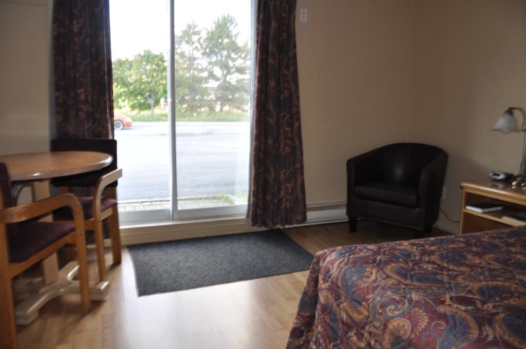 Motel Les Pignons Verts Buckingham Room photo